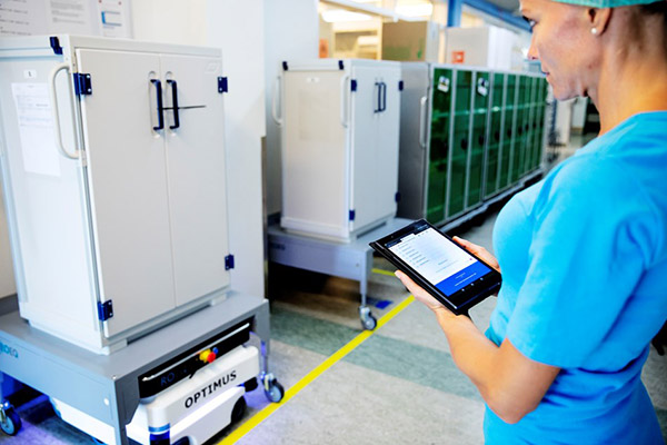 A MiR mobile robot transports goods in a Danish hospital.