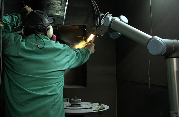 Aircraft Tooling uses UR cobot to handle plasma and metal powder spray processes, freeing employees from hot and dusty environments.