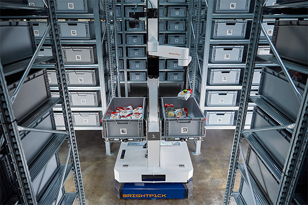Brightpick Autopicker includes a SCARA robot arm, an autonomous mobile base, and software to handle warehouse environments and SKUs.