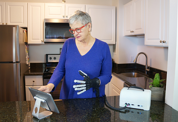 Therapeutic wearable glove