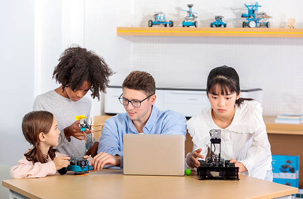 Juni Learning is offering courses with Makeblock's STEM robot kits.