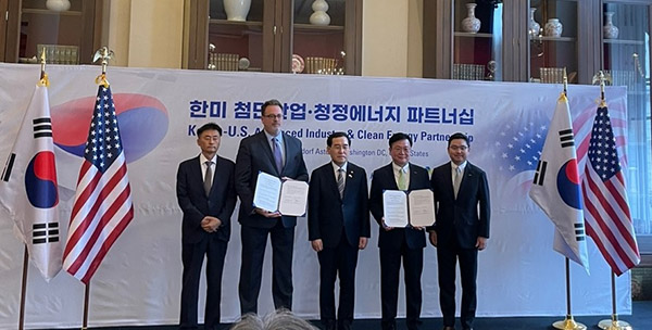 Rockwell and Doosan signing ceremony