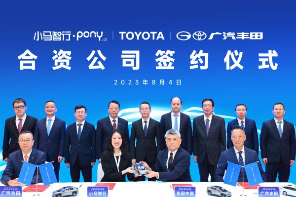 Executives from Pony.ai, Toyota Motor (China) Investment Co., and GAC Toyota Motor Co. held a joint venture signing ceremony on Aug. 4.