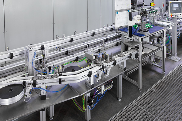 How Bosch Rexroth conveyors, Kassow Robots’ cobots keep fulfillment moving