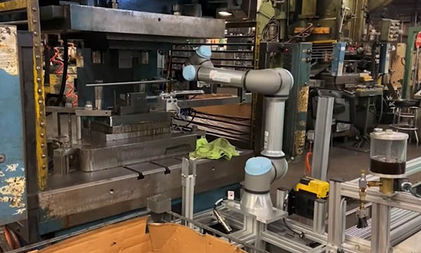 Polar Hardware Automates for the First Time With Formic Machine Tending Robot