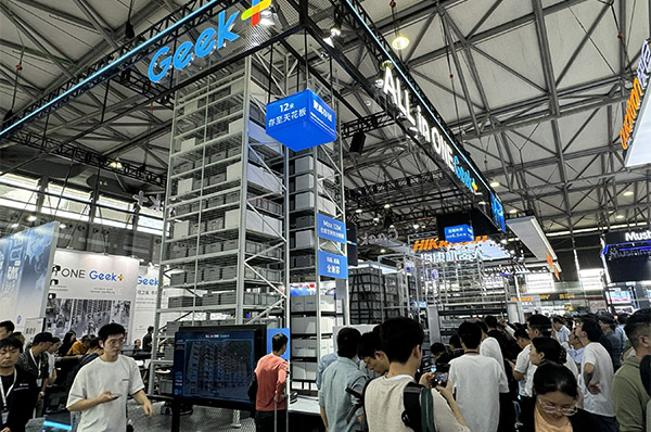 Geek+ New RoboShuttle Can Reach Up to 12 Meters for Warehouse Storage