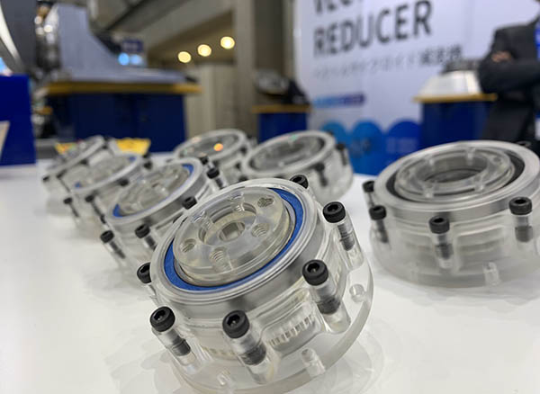 Robot Vibration Reflects Tradeoff Between Flexibility and Precision