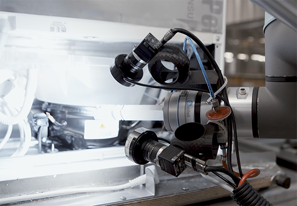 Micropsi Industries Automates ‘Fridge Sniffing’ With AI-Supported Robot Control System